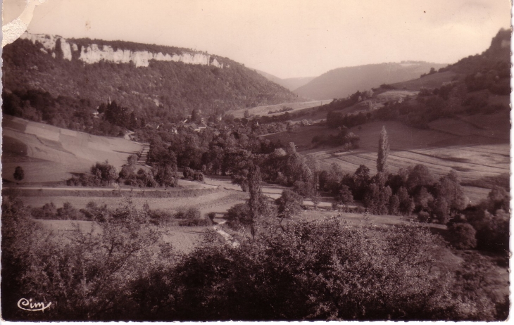 Vue de Bouilland depuis la route de Pont d'Ouche vers le près aux dames 1955 ou avant