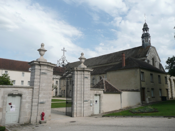 Rue de la Libération - Entrée de l'Abbaye Notre Dame abritant aujourd'hui le musée du pays Châtillonnais - Châtillon-sur-Seine