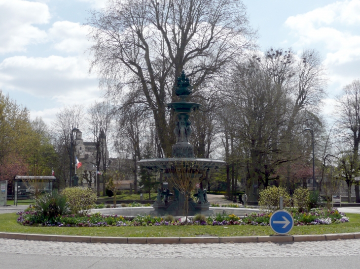La fontaine de la Place Marmont le 8 Avril 2012 - Châtillon-sur-Seine