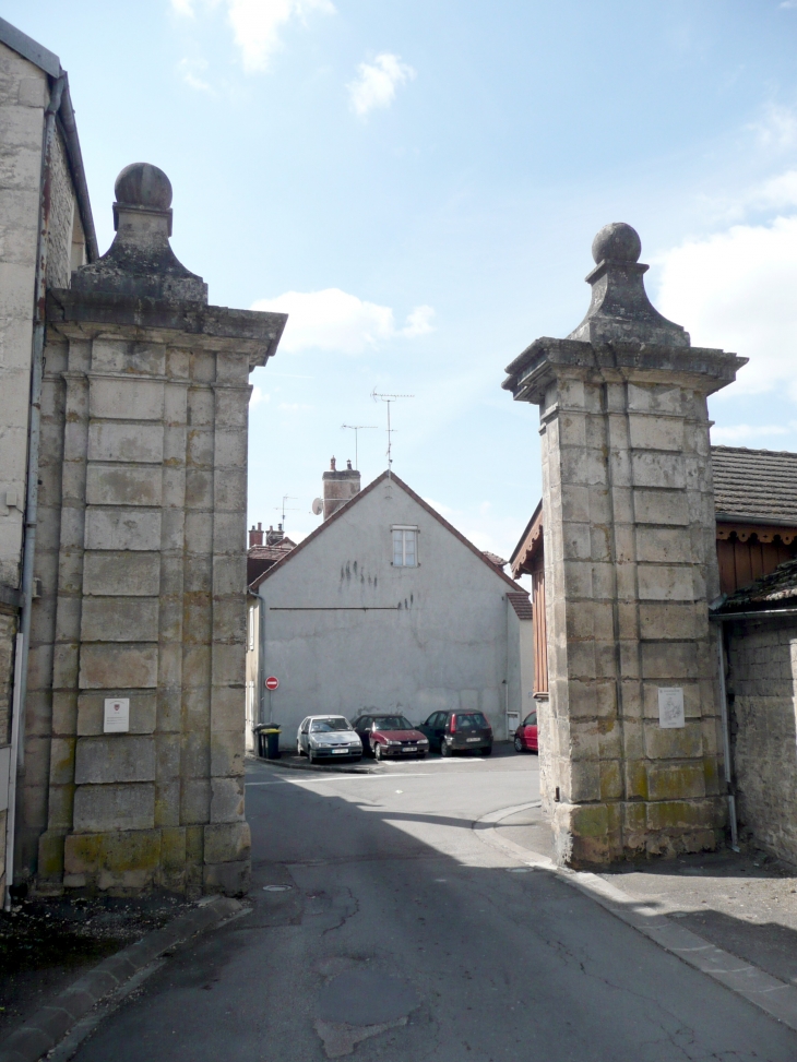 Porte de la Douix aussi appelée porte du Recept ou encore porte du Refuge  - Châtillon-sur-Seine