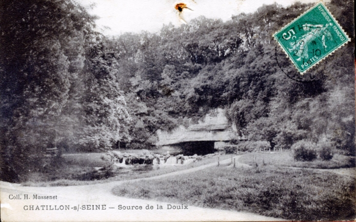 Source de la Douix, vers 1915 (carte postale ancienne). - Châtillon-sur-Seine