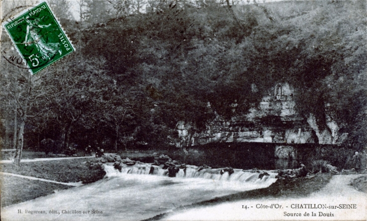 Source de la Douix, vers 1912 (carte postale ancienne). - Châtillon-sur-Seine
