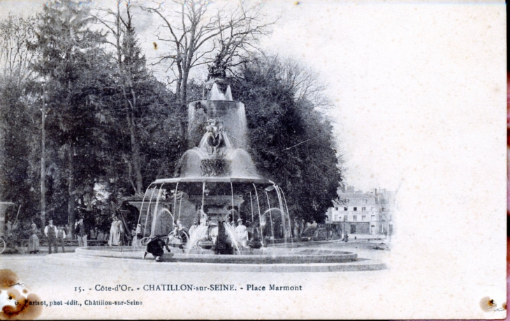Place Marmont, vers 1910 (carte postale ancienne). - Châtillon-sur-Seine