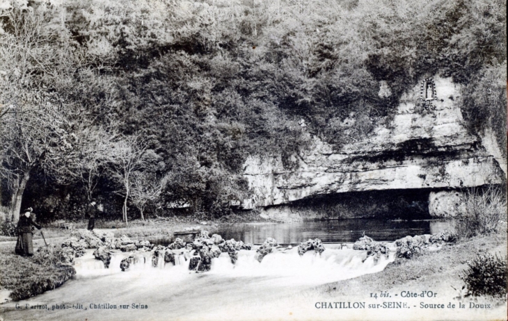 Source de la Douix, vers 1917 (carte postale ancienne). - Châtillon-sur-Seine