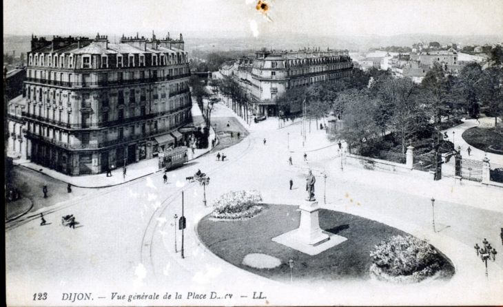 Vue générale de la Place, vers 1915 (carte postale ancienne). - Châtillon-sur-Seine