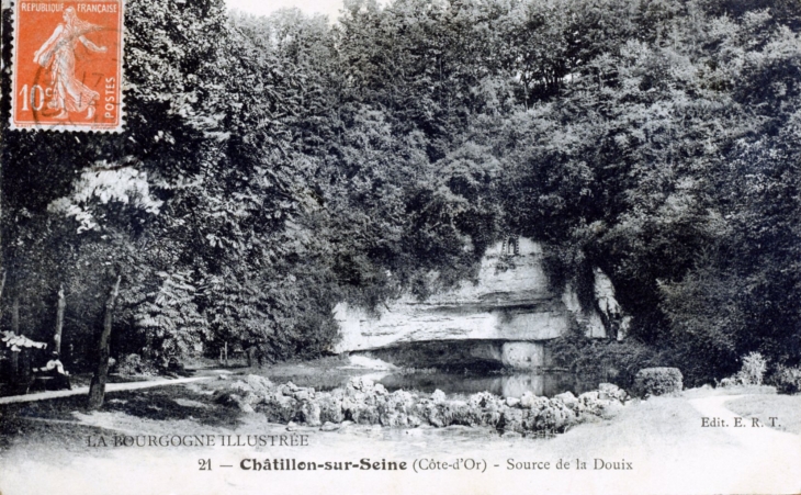 Source de la Douix, vers 1910 (carte postale ancienne). - Châtillon-sur-Seine