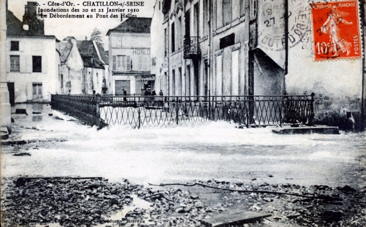 Inondations des 20 et 21 janvier 1910 - Le débordement au pont des Halles (carte postale ancienne). - Châtillon-sur-Seine