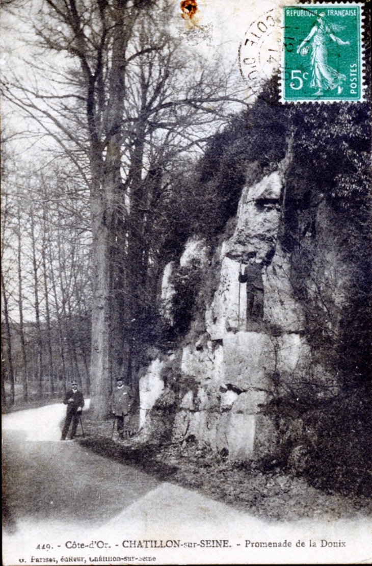 Promenade de la Douix, vers 1914 (carte postale ancienne). - Châtillon-sur-Seine