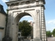 rue de l'Abbaye - Porte principale du bourg de Chaumont dite Porte de Paris ou Porte de l'Abbaye