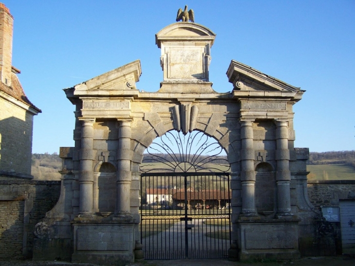 Le portail du château - Commarin
