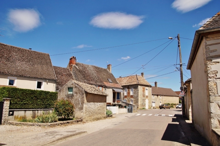 Le Village - Corcelles-les-Arts