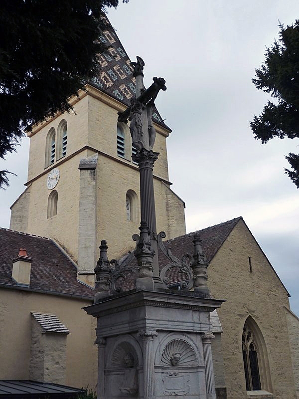 La croix et l'église - Couchey