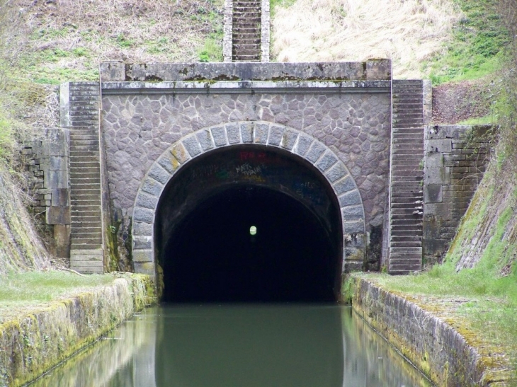 Tunnel voûte on voit l'extrémité OUEST - Créancey
