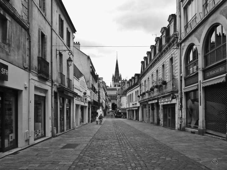 Rue Musette ,au fond l’église Notre-Dame  - Dijon