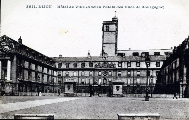 Hôtel de Ville (Ancien palais des Ducs de  Bourgogne), vers 1920 (carte postale ancienne). - Dijon