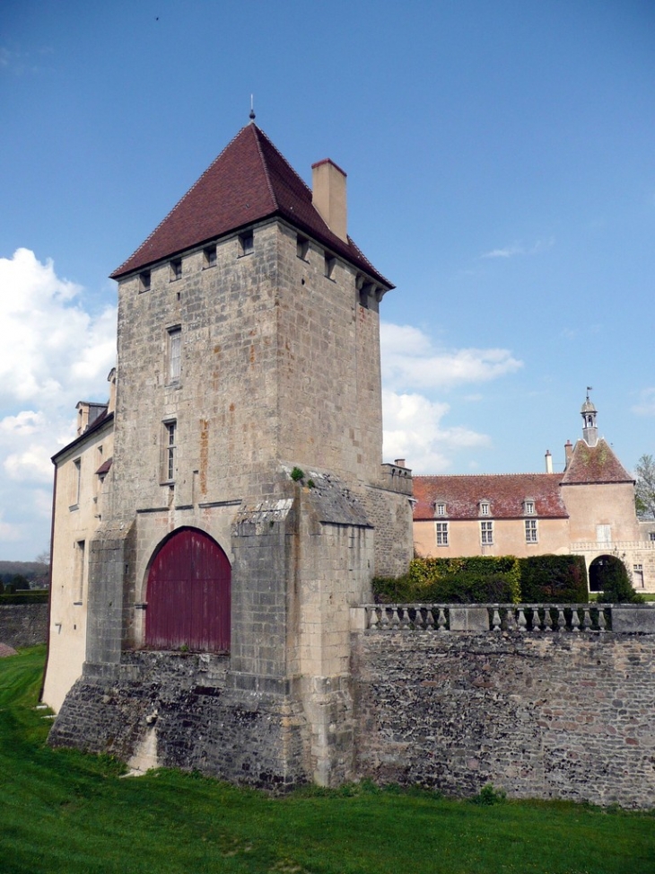 Le chateau - La tour de Bourdillon - Époisses