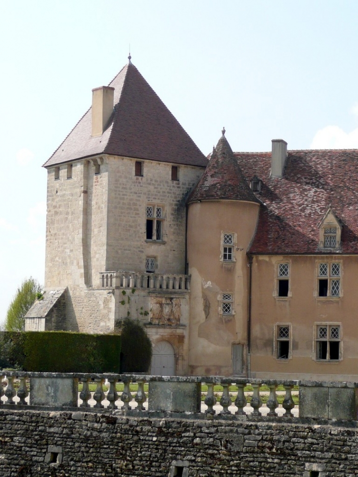 Le chateau - La tour de Bourdillon côté cour - Époisses