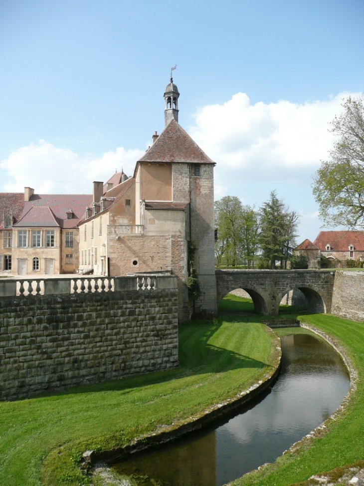 Le chateau - La tour Brunehaut ancien donjon - Époisses