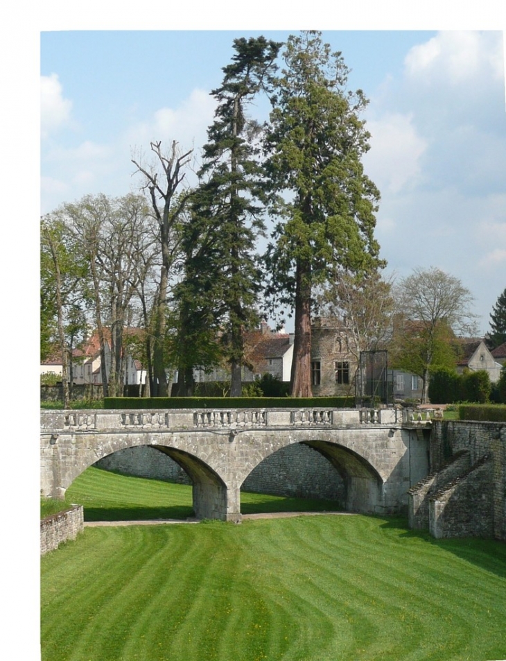 Le chateau - Pont reliant la cour et les jardins en terrasse - Époisses