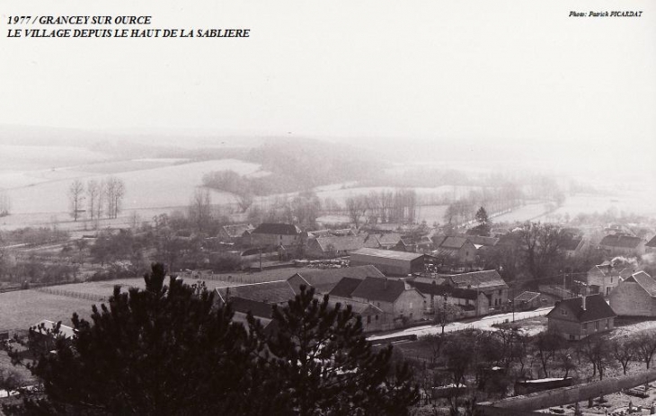 LE VILLAGE DEPUIS LE HAUT DE LA SABLIERE - Grancey-sur-Ource