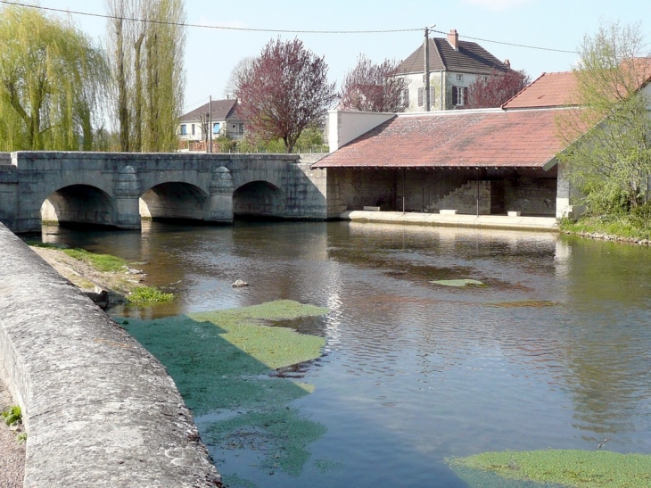 Le pont et le lavoir - Griselles