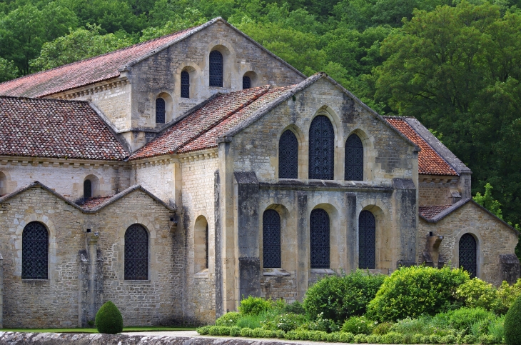 L'abbaye de Fontenay.  Le chevet de l'église abbatiale. - Marmagne