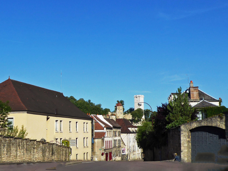 Le château vue de la ville haute - Montbard