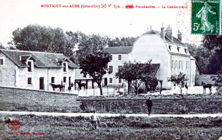 La Gendarmerie, vers 1912 (carte postale ancienne). - Montigny-sur-Aube