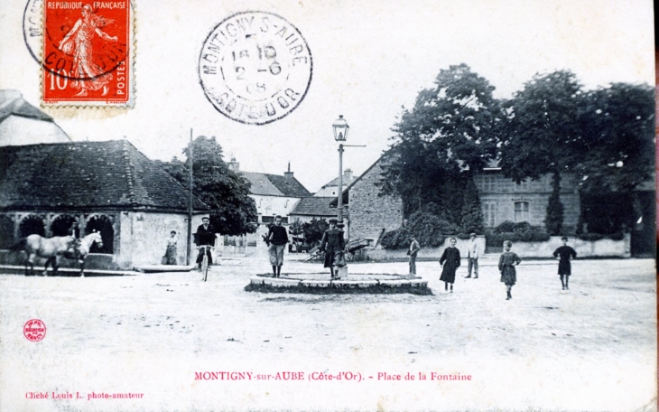 Place de la Fontaine, vers 1908 (carte postale ancienne). - Montigny-sur-Aube