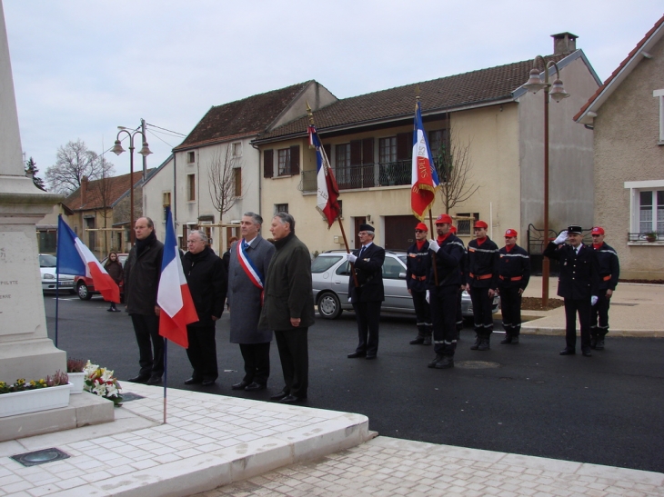 Commémoration avec monsieur RETY l'ancien maire et les pompiers - Perrigny-lès-Dijon