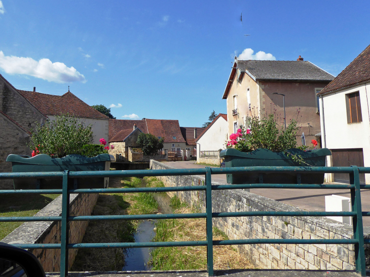 Le ruisseau dans le village - Pouillenay