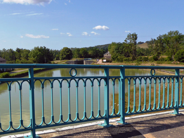 Le pont et l'écluse sur le canal de Bourgogne - Pouillenay
