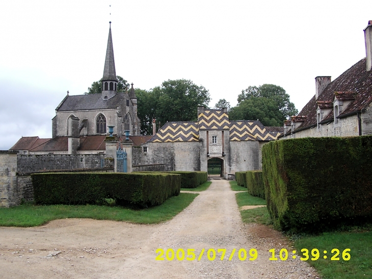 12km au sud : Le chateau de Grancey-le-Château - Recey-sur-Ource