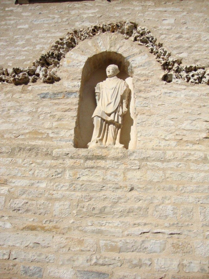 Saint-Aubin (21190) statue de Saint Aubin sur le mur de l'église