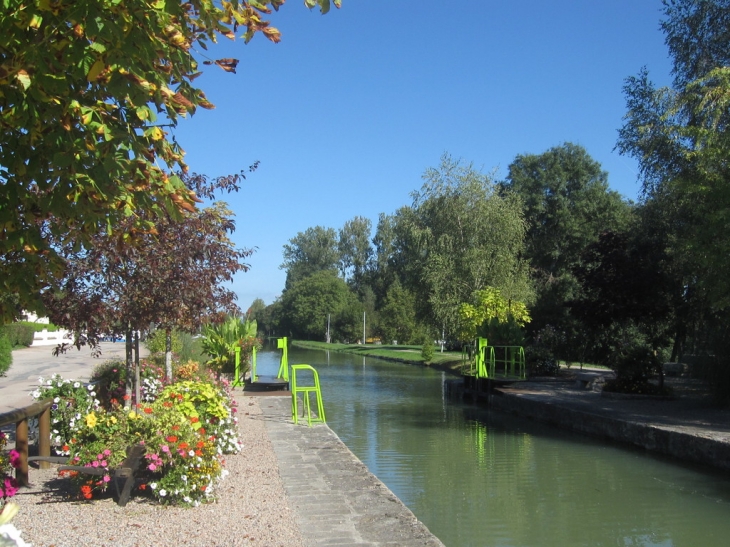 LE CANAL DU NIVERNAIS A CERCY - Cercy-la-Tour