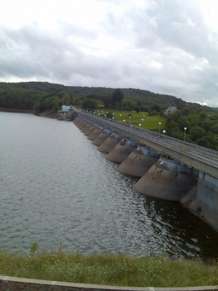 Le barrage sur le lac - Chaumard
