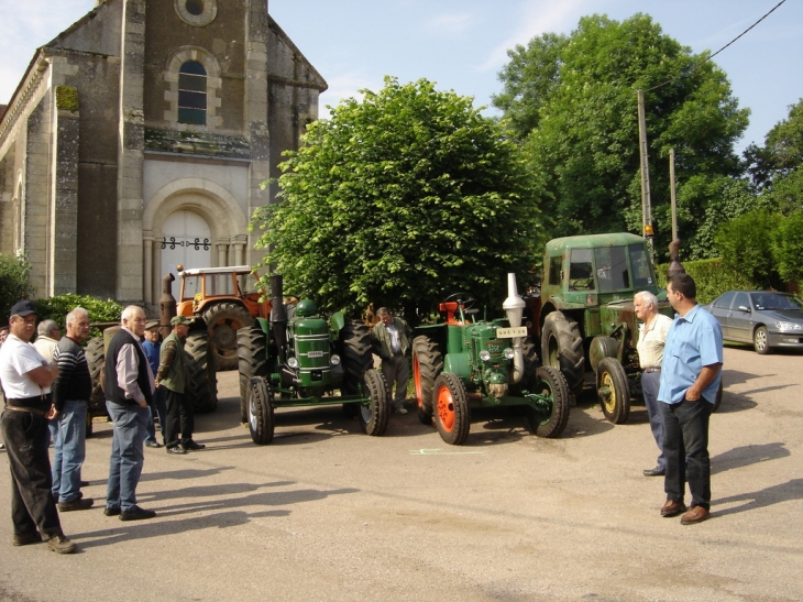 Expo tracteurs au vide-grenier - La Celle-sur-Nièvre