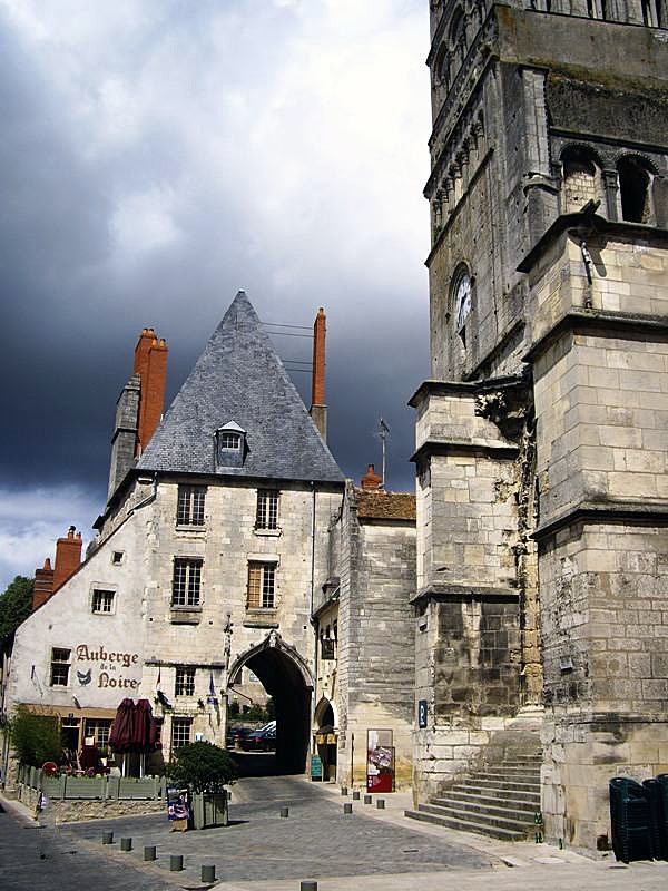 Devant l'église prieurale - La Charité-sur-Loire