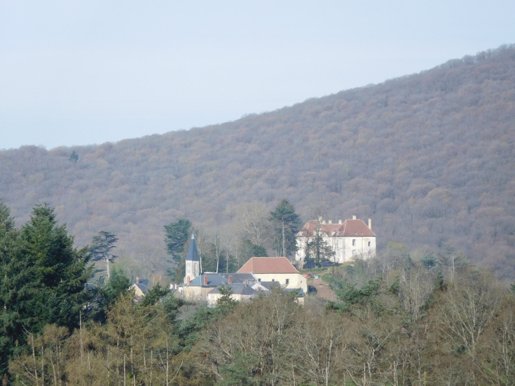 Village et château depuis Cheptendiau - Larochemillay