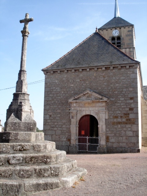 La croix sur la place devant l'Eglise de Marigny - Marigny-l'Église