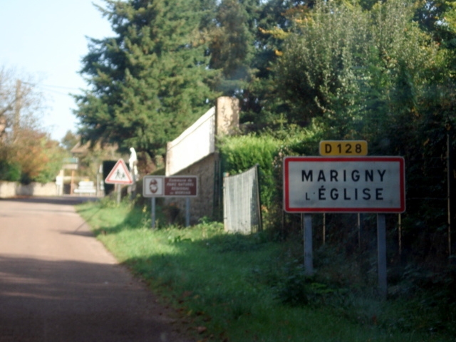 Arrivée de Chalaux au carrefour principal de Marigny - Marigny-l'Église