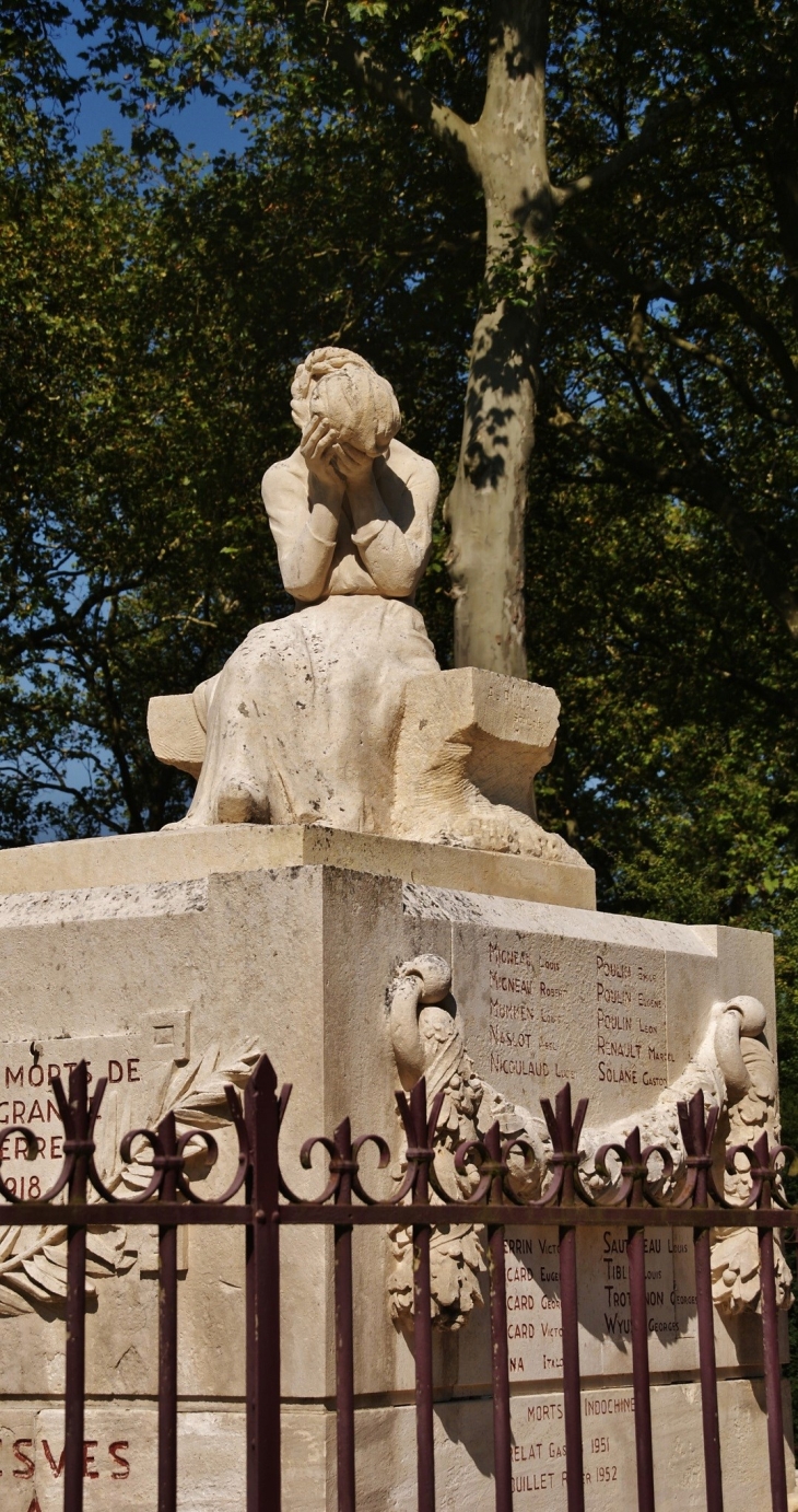 Monument aux Morts - Mesves-sur-Loire