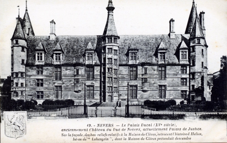 Le Palais Ducal du XVe siècle, vers 1920 (carte postale ancienne). - Nevers