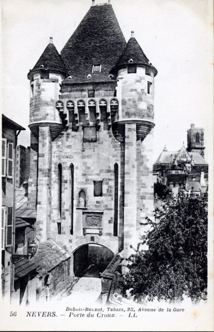 Porte du Croux, vers 1920 (carte postale ancienne). - Nevers