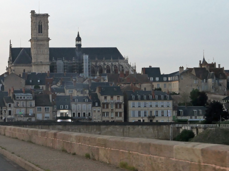 La ville vue du pont de  Loire - Nevers