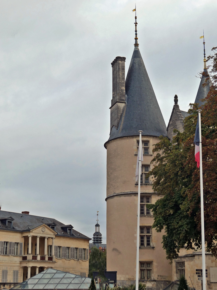 L'office de tourisme derrière le palais ducal - Nevers
