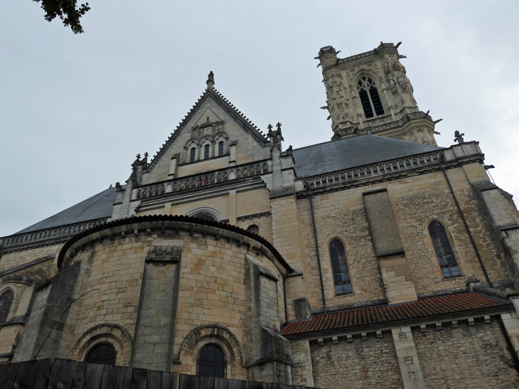 La cathédrale Saint Cyr et Sainte Juilitte : partie romane - Nevers