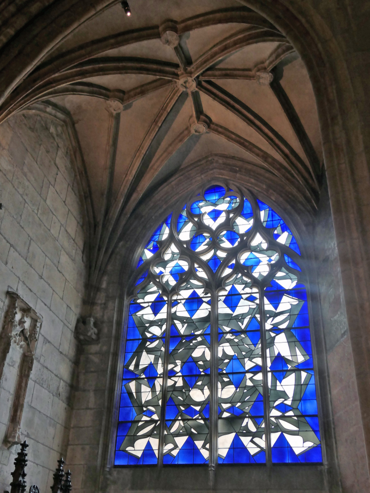 La cathédrale Saint Cyr et Sainte Juilitte : vitraux contemporains - Nevers