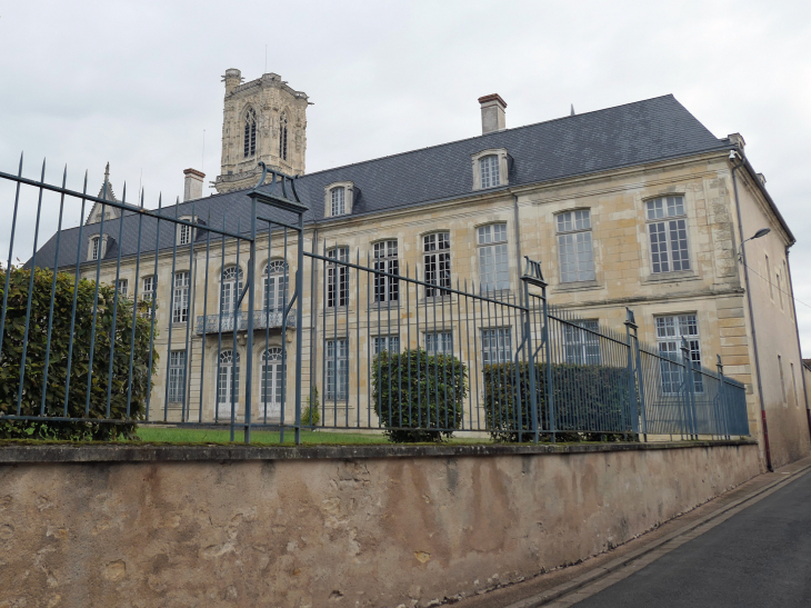 Le palais de justice ancien évêché devant la tour carrée de la cathédrale - Nevers