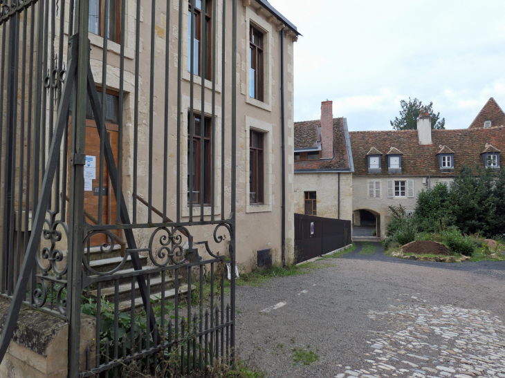 Rue Saint Genest : musée de la faïence, ancienne abbaye - Nevers